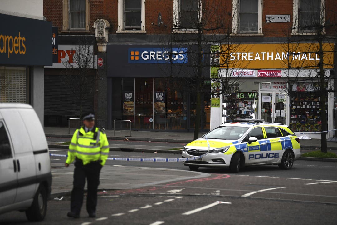 Ein Polizist am Tatort im Londoner Stadtteil Streatham.