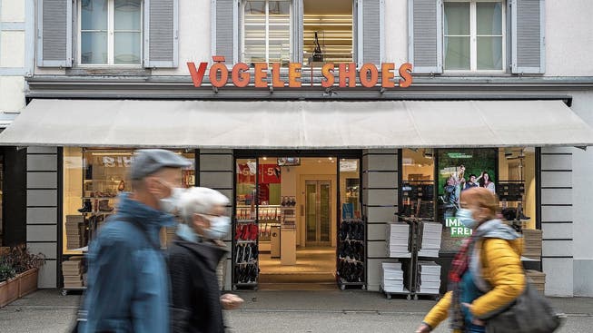 Im Dezember schliessen die Filialen von Vögele Shoes in Baden (im Bild) und in Bad Zurzach.