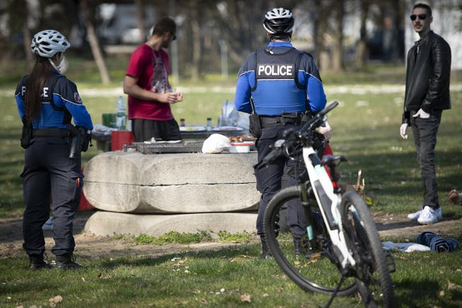 Wer zu sechst in einem Park grilliert, kann ab Samstag dafür gebüsst werden. Im Bild eine Kontrolle der Polizei in Lausanne.