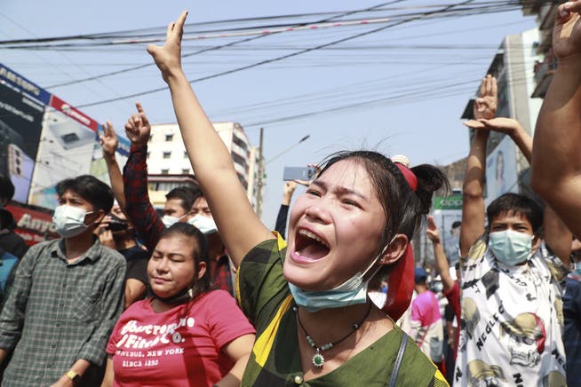 Protest gegen den Militärputsch: In Myanmars grösster Stadt Yangon demonstrieren die Menschen inzwischen lautstark gegen die Absetzung der De-facto-Regierungschefin Aung San Suu Kyi.