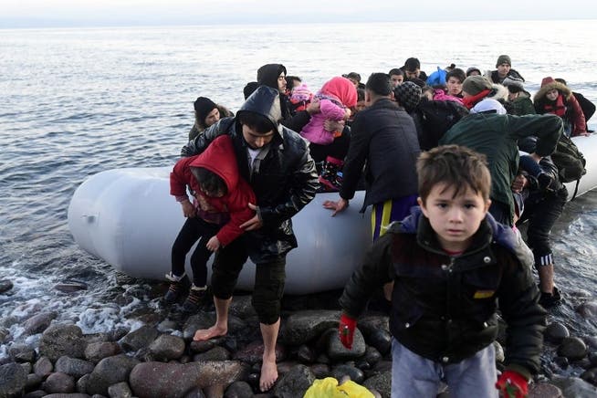 Migrantinnen und Migranten bei der Ankunft in Lesbos.