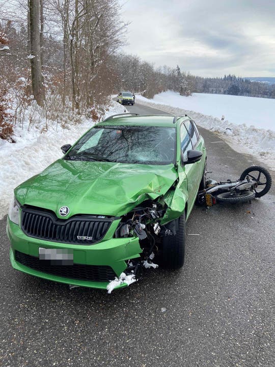 Lengnau AG, 19. Januar: Ein Kleinmotorrad und ein Auto stiessen frontal zusammen. Ein Rettungshelikopter flog den Motorradfahrer verletzt ins Spital.