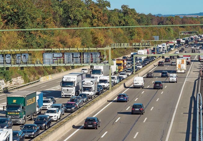 Trotz klarer Annahme der Initiative werden sich auf den Autobahnen der Region weiterhin regelmässig Staus bilden.