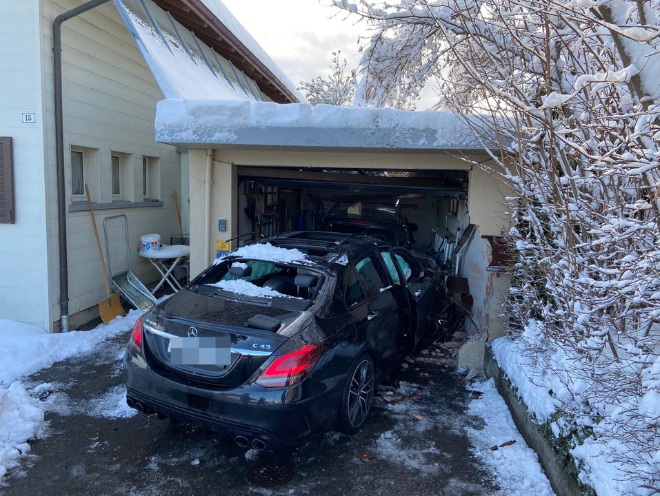 Brugg AG, 15. Januar: Ein junger Autofahrer krachte aus noch ungeklärten Gründen in eine Garage. Den Führerausweis ist er los.