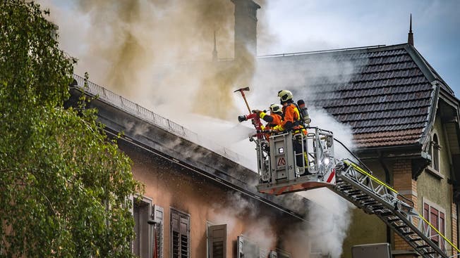 Die Feuerwehr St.Gallen konnte eine Person vom Dach retten.