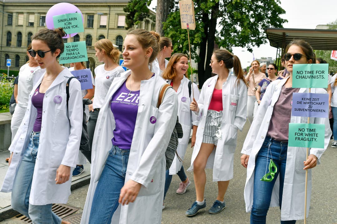Auch Frauen mit systemrelevanten Berufen legten ihre Arbeit nieder, etwa Ärztinnen und Pflegerinnen vor dem Universitätsspital Zürich.