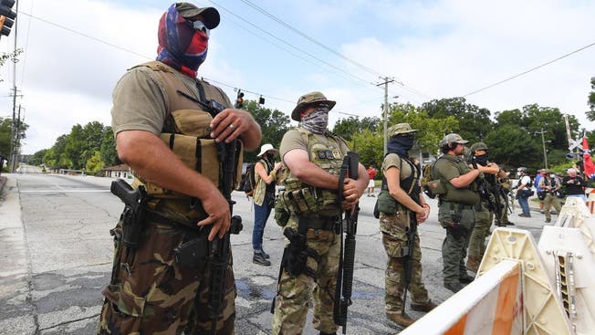 Bis an die Zähne bewaffnet: Rechtsextreme Miliz beim Stone Mountain Park in Georgia.