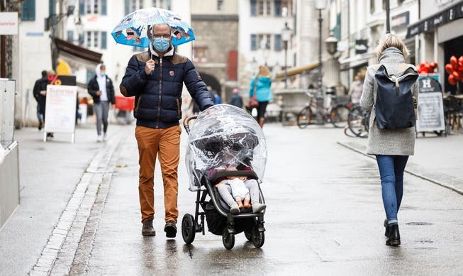 Ein Bild, das in den kommenden Wochen zur Gewohnheit wird: Passanten in der Solothurner Altstadt mit Maske.