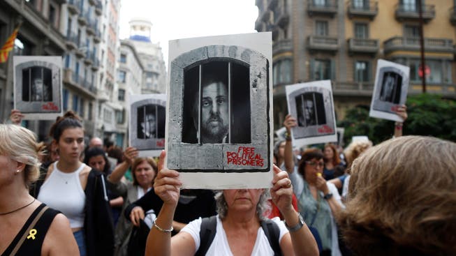 Eine Demonstrantin fordert Freiheit für Ex-Vizepräsident Oriol Junqueras.