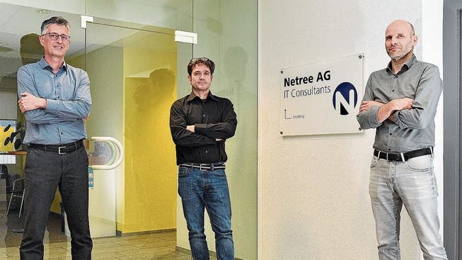 Sie führen die Netree AG im zwanzigsten Betriebsjahr (v.l.n.r.): Roland Häfliger, Geschäftsführer der Netree, mit den Firmen-Mitgründern Danilo Colussi und Daniel Bühlmann.