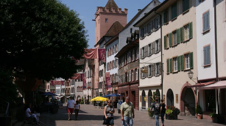 Mit Flaggen und Banner: Die Stadt weist ihr ­Jahresmotto «Rheinliebe» aus
