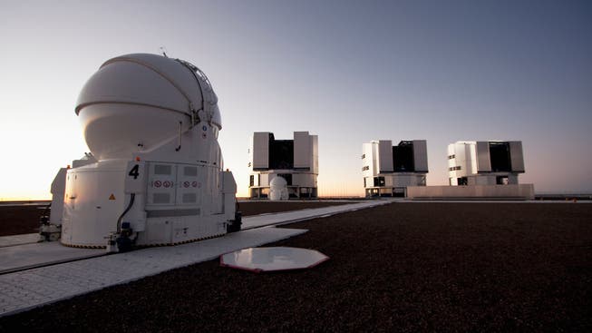 Mit dem Vierfach-Teleskop in der Wüste von Chile können schwarze Löcher indirekt beobachtet werden.