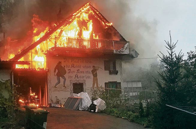 Am 30. Oktober brannte in Mellikon dieses Mehrfamilienhaus. Neben zwei Verletzten gab es einen hohen Sachschaden.