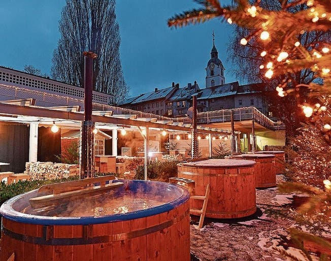 Weihnachtsatmosphäre statt Sommerfeeling: Das verwandelte Badi-Restaurant Palmaares mit den vier Hotpots.