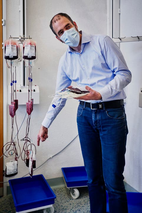 Jörg-Peter Sigle, Hämatologe und Chefarzt der Stiftung Blutspende SRK Aargau-Solothurn, erklärt die Vorgänge.