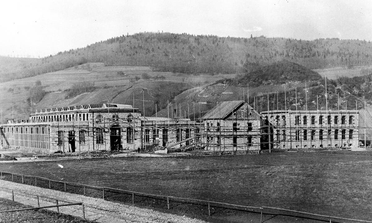 Der Bau der ersten BBC-Gebäude 1891 auf dem Haselfeld: Fabrikhalle, Portierhaus und Verwaltungsgebäude (v.l.).
