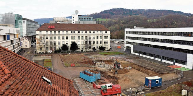 Alles wird neu am Brown-Boveri-Platz: Das Hochhaus entsteht vor den SBB-Gleisen (im Hintergrund).