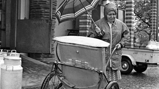 Juni 1984 Klara Oeggerli liefert in Neuendorf eine «Bränte» voll Milch in der «Chesi» ab.