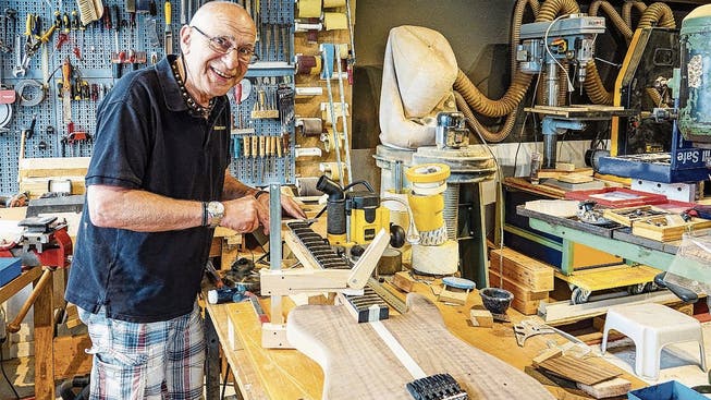 Früher Banker, heute Gitarrenbauer: Peter «Jo» Meister in seiner Werkstatt im Bäderquartier.