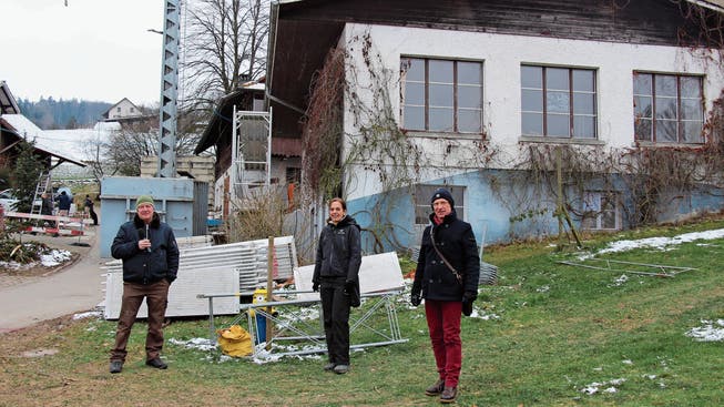 Die Zeichen stehen auf Neuanfang: Benedikt Hebing, Susanne Holthuizen und Felice Vögele (von links) vor dem alten Haus 36 in Wislikofen.