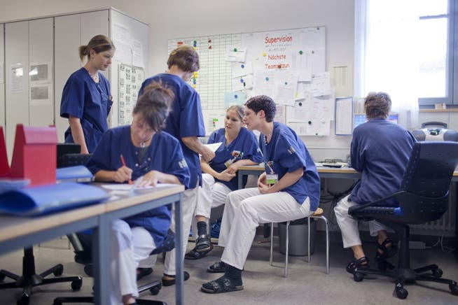 Pflegemitarbeiterinnen des Krankenhauses in Flawil im Kanton St. Gallen halten eine Sitzung ab.