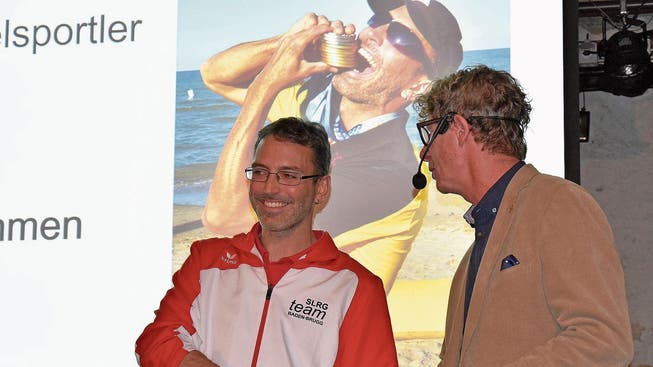 Zehn Medaillen an der Europameisterschaft: Rettungsschwimmer Michael Beck (links) im Gespräch mit Stadtrat Jürg Baur.