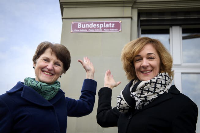 Seit Freitag viersprachig beschriftet: Der Bundesplatz in Bern – im Bild die Gemeinderätinnen Franziska Teuscher und Ursula Wyss (r.).