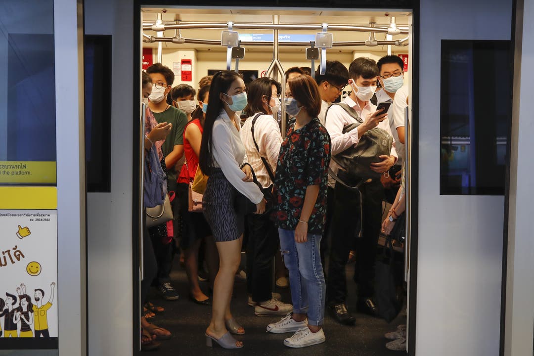 6. März: Pendler mit Schutzmasken fahren mit dem Skytrain in Bangkok