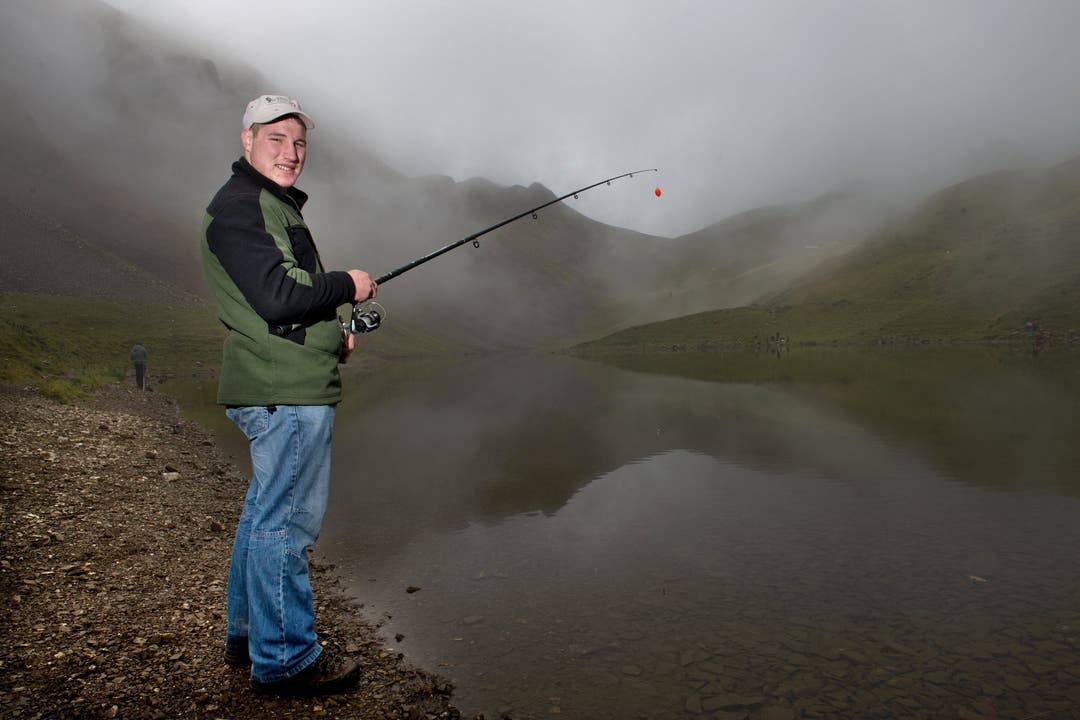 Fühlt sich in der Natur wohl: Joel Wicki einige Jahre später beim Fischen auf dem Rothorn beim Eissee in Sörenberg.
