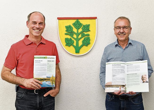 David Geering (links) und Daniel Gubler mit dem neuen «Extra-Räbeblatt».