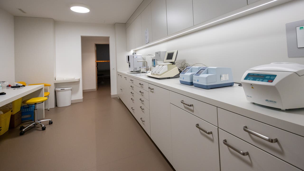 Neben dem hellen Empfang und den Sprechzimmern stehen Spezialräume für Röntgen, EKG, Ultraschall, Labor und kleine chirurgische Eingriffe zur Verfügung.