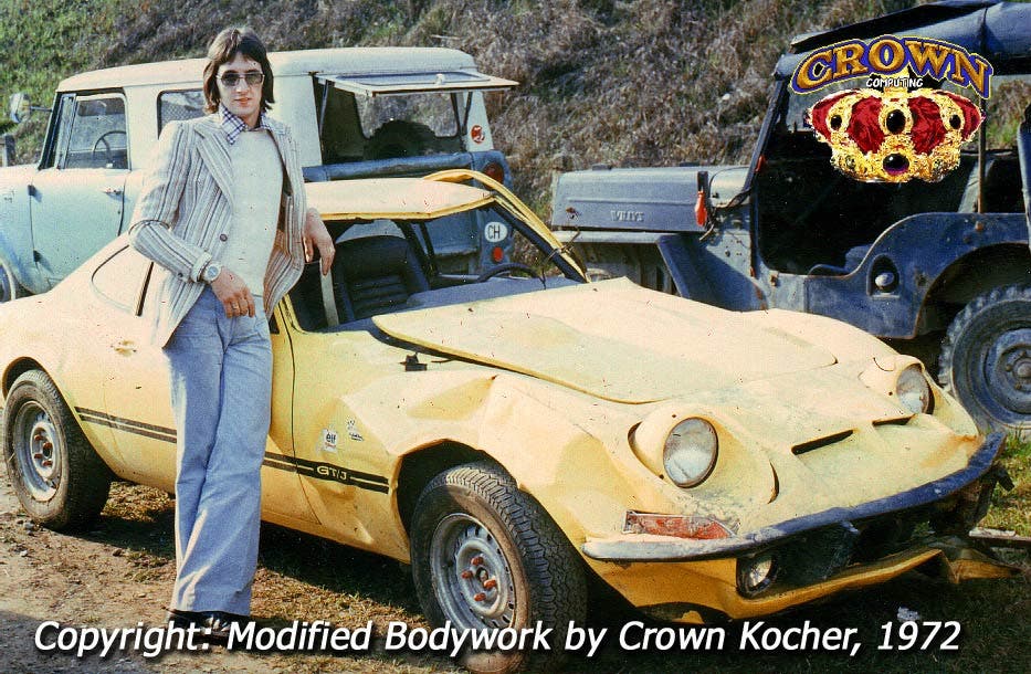 Crown Kocher 1972 mit seinem geschrottetem Auto.