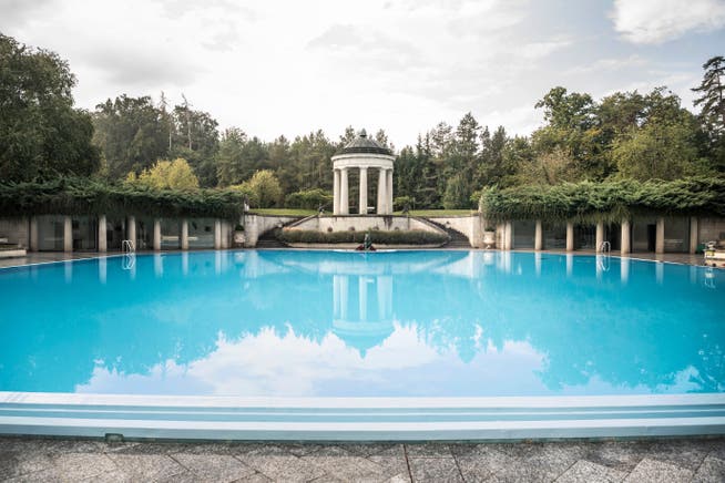 Privater Pool in Schloss Salenstein, das einst der Familie Erb gehörte. Bis zum Zusammenbruch des Firmenimperiums eine der vermögendsten Familien der Schweiz.