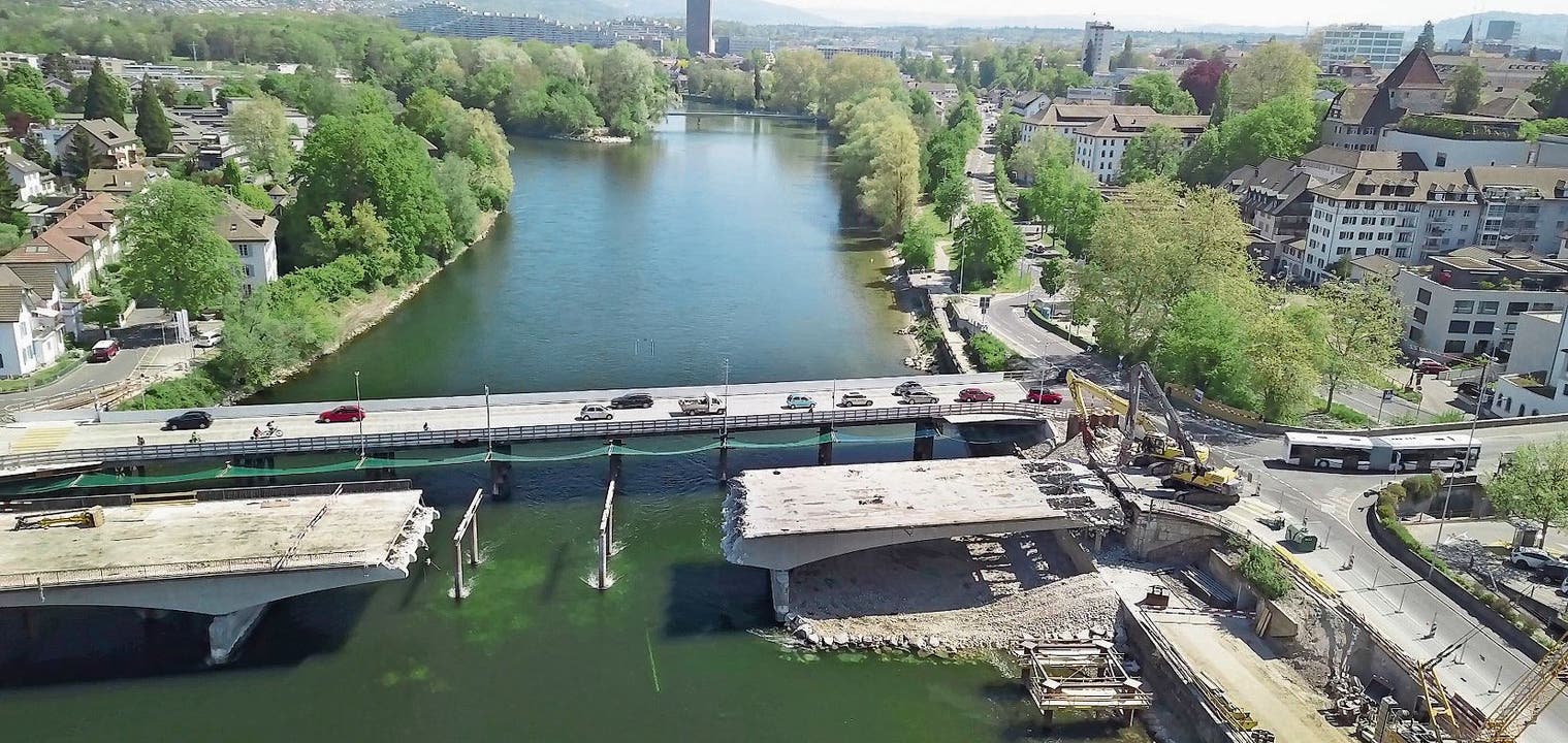 23. April: Der Südteil der Kettenbrücke steht noch, aber der Übergang beim Brückenkopf wird weggespitzt.