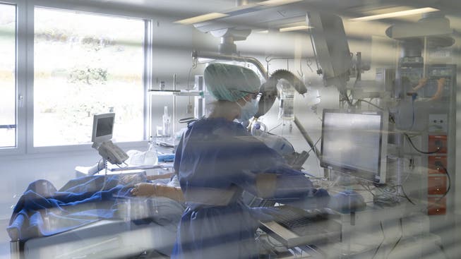 Pflegepersonal behandelt Patienten mit Covid 19-Erkrankungen auf der Intensivstation des Spitals in Schwyz.