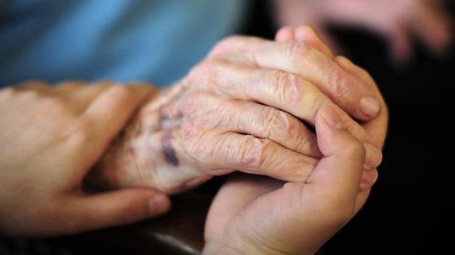 Mit liebevollem Rat zur Seite stehen: Das hilft älteren Menschen in dieser Krise. (Symbolbild)