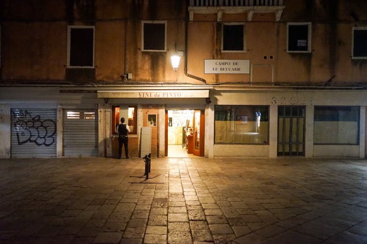 Venedig um 18 Uhr: Ein Wirt schliesst sein Restaurant.