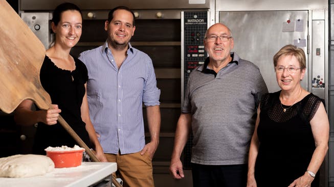 Ruth und Peter Bürgi (v. r.) übergeben ihre Lengnauer Bäckerei an Samuel Hauser und seine beiden Geschäftspartner der Niederweninger Blum-Hauser Gastronomie. Yvonne Merkofer, seit 18 Jahren im Betrieb, wird neu die Produktion leiten.