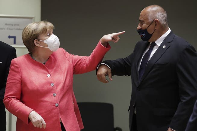 «Du trägst die Maske falsch», sagt die Deutsche Bundeskanzlerin hier wohl. Angela Merkel und Bojko Borissow am EU-Gipfel in Brüssel.