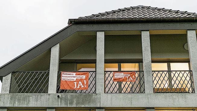 Die orangen Banner am Verwaltungsgebäude der Katholischen Landeskirche in Aarau hat ein Mitarbeiter bezahlt.
