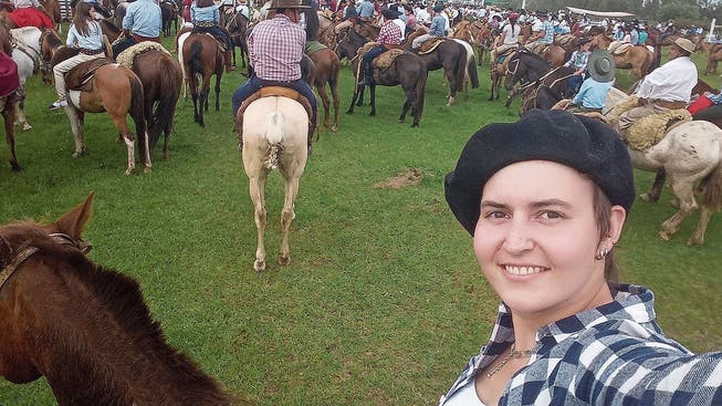 Rodeo-Festival statt Reiten auf dem Rütihof: Anja Ursprung bei einem Pferdeumzug an einem sogenannten Criolla vergangenes Jahr in der Stadt Tanqueras.