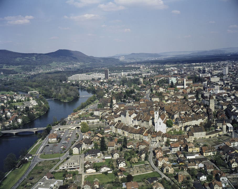 Eine Luftaufnahme der Stadt Aarau von 1979. Links sieht man die Brücke von 1948/49.