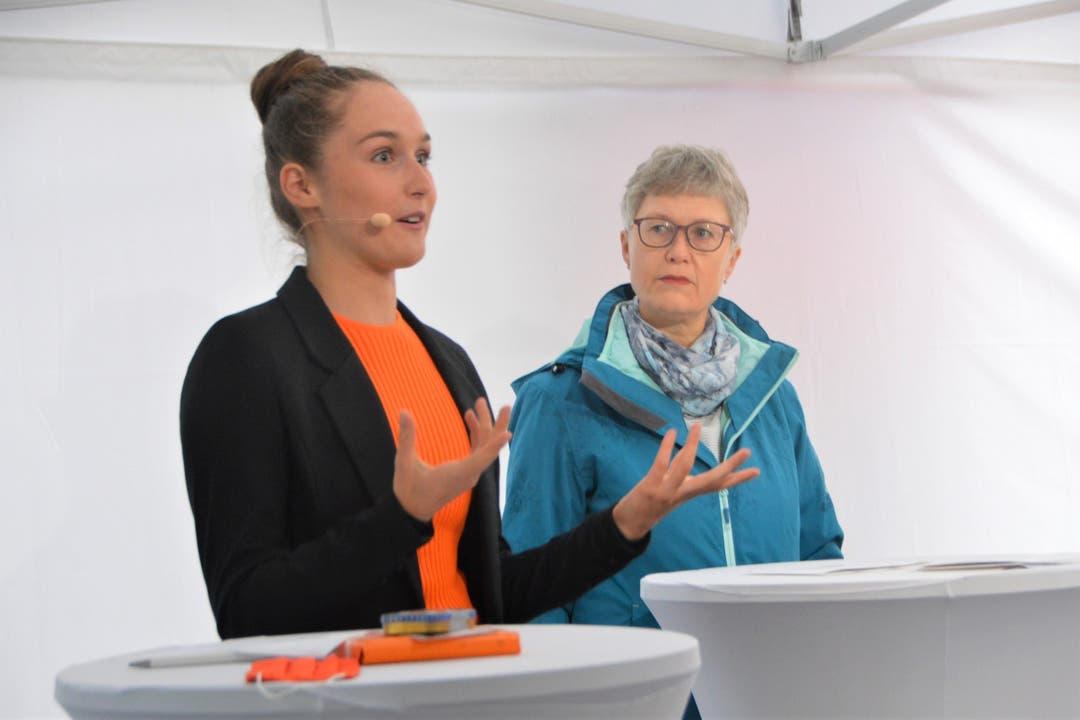 CVP-Podium Alina Spuhler (links) und Moderatorin Christine Salkeld.