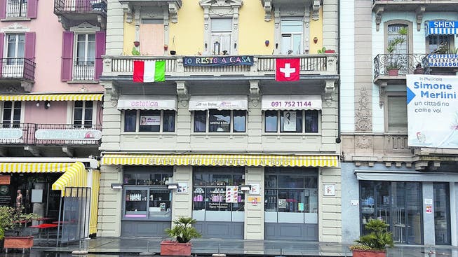 Haus in Bellinzona: Das Tessin zeigt Solidarität mit Italien. (Bild: G. Lob)