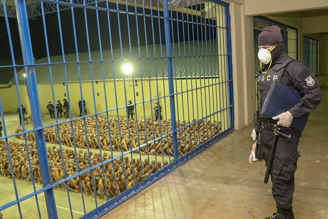 Fotos von eng zusammengepferchten Häftlingen in El Salvador haben bei Menschenrechtlern für Entsetzen gesorgt.