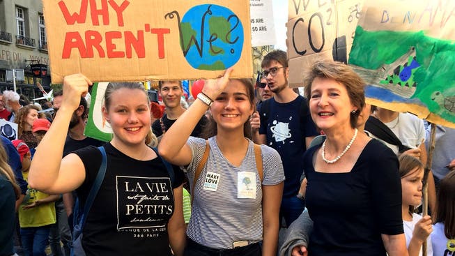 Bundesrätliche Unterstützung für die Klimajugend: Umweltministerin Simonetta Sommaruga marschierte am Samstag an der Kundgebung in Bern mit. Bild: Twitter