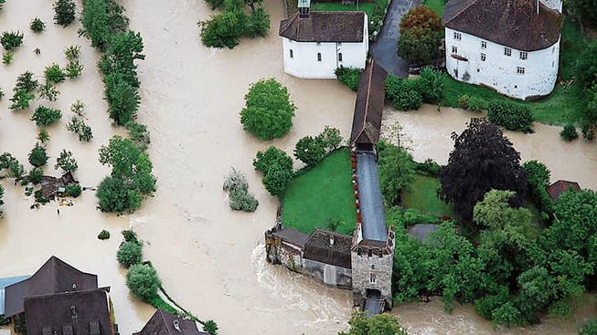 Auch beim Schloss in Zwingen kam es beim Hochwasser im August 2007 zu heftigen Überschwemmungen.