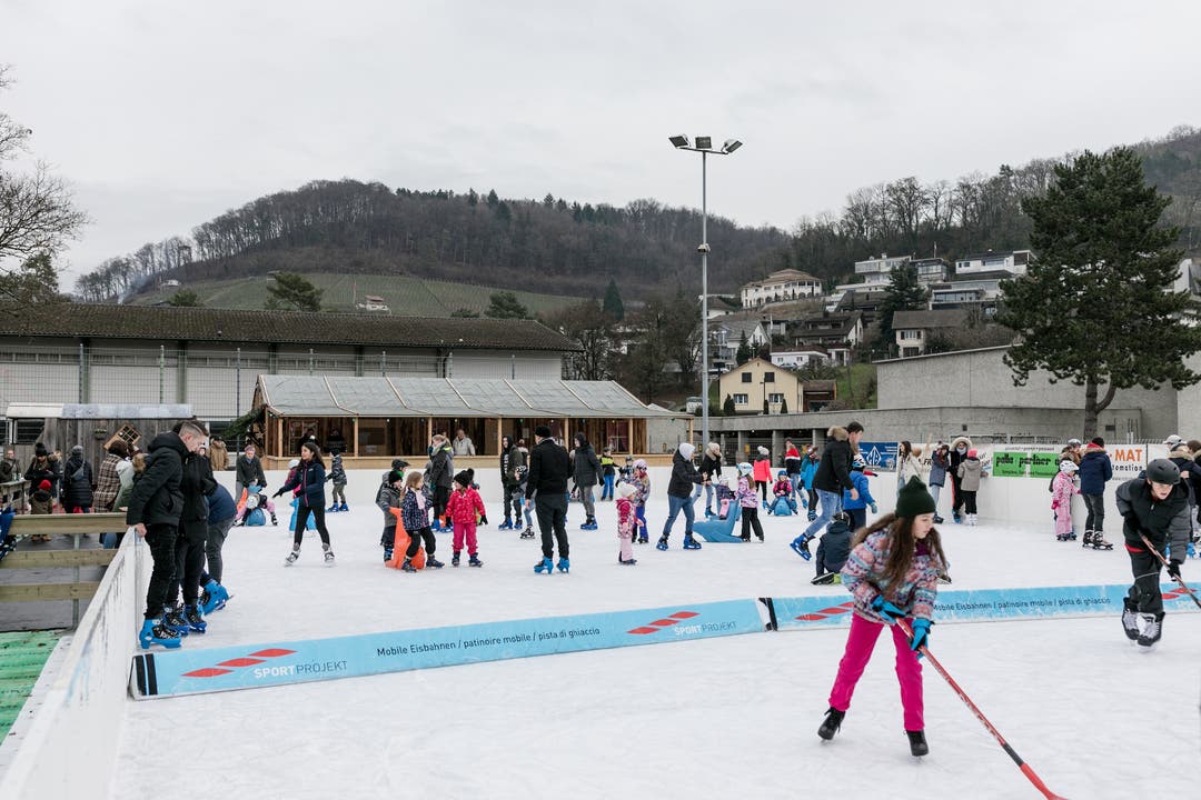 Reto Capaul und Rolf Knecht riefen vor einem Jahr das Eisfeld auf dem roten Sportplatz bei der Schulanlage Bogen in Döttingen ins Leben.