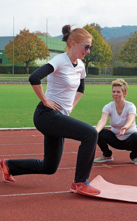 Michaela Fit trainiert Milena Haller im Kleinholz-Leichtathletikstadion.