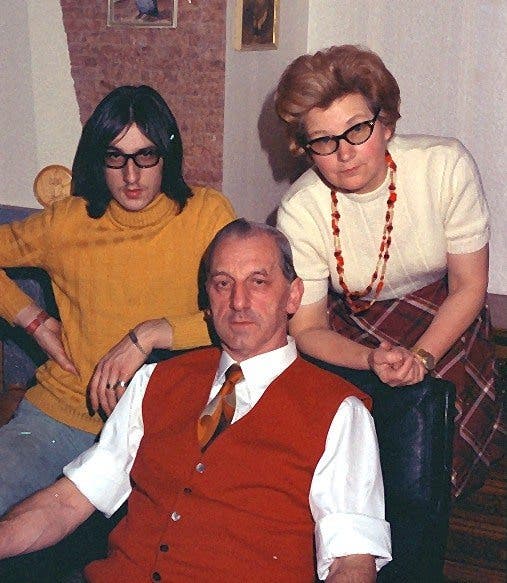 Crown Kocher mit seinen Eltern 1966.